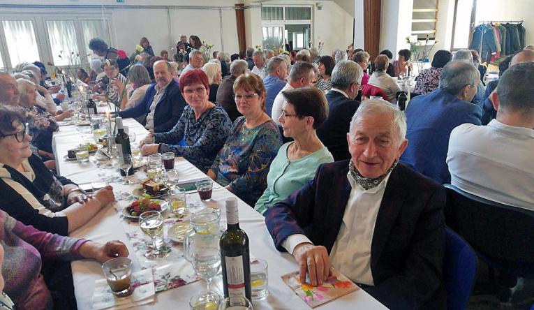 Členovia i hostia si pripomenuli 10 ročnú históriu ZO JDS a spoločne sa bavili pri kultúrnom programe