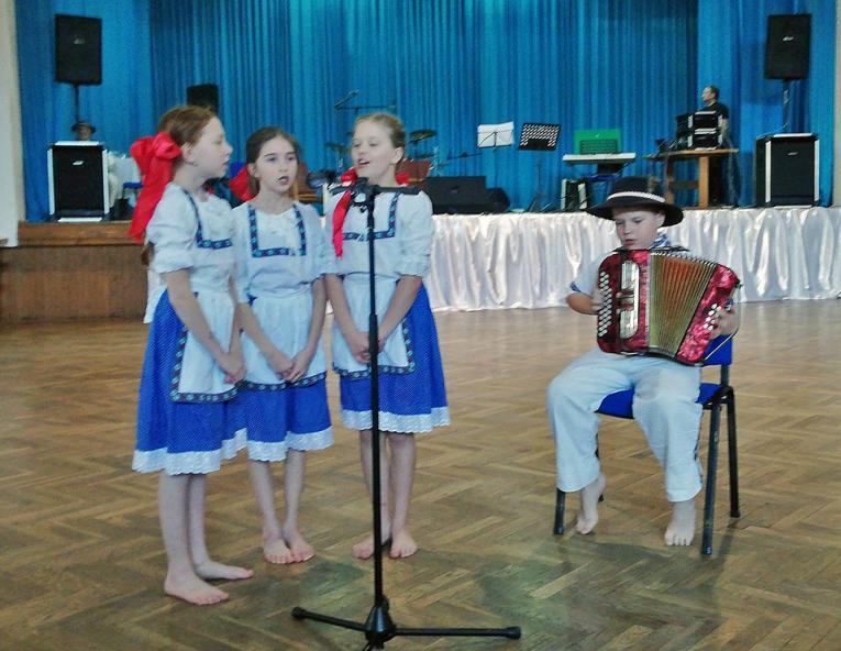  Seniorov prišli svojim pozdravom potešiť aj žiacia Základnej školy v Obci